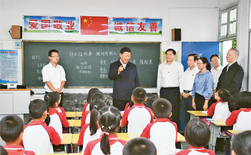 2020年9月16日至18日，中共中央總書記、國(guó)家主席、中央軍委主席習(xí)近平在湖南考察。這是16日下午，習(xí)近平在郴州市汝城縣文明瑤族鄉(xiāng)第一片小學(xué)，同正在上思政課的同學(xué)們親切交流。 新華社記者 謝環(huán)馳/攝