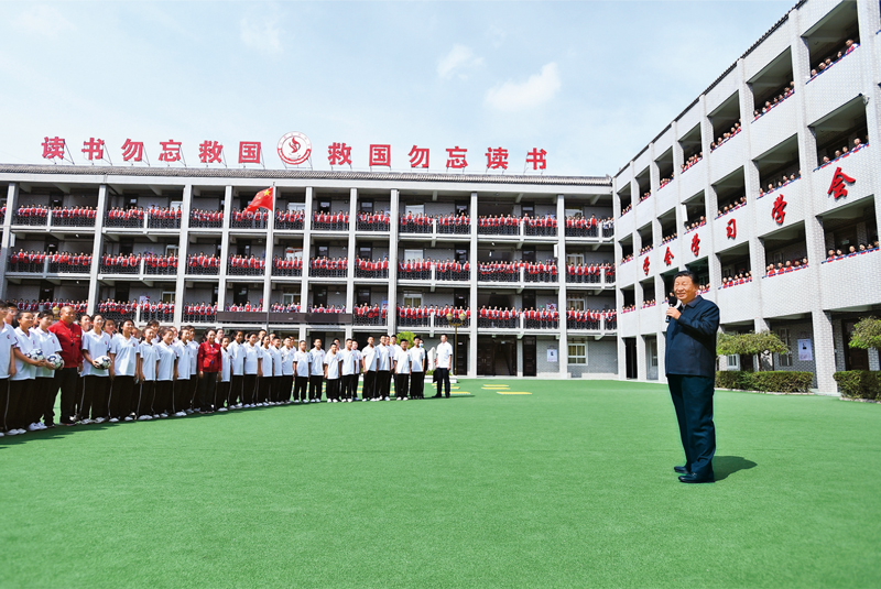 2021年9月13日至14日，中共中央總書記、國(guó)家主席、中央軍委主席習(xí)近平在陜西省榆林市考察。這是14日上午，習(xí)近平在綏德實(shí)驗(yàn)中學(xué)考察時(shí)，同師生親切交流。 新華社記者 謝環(huán)馳/攝